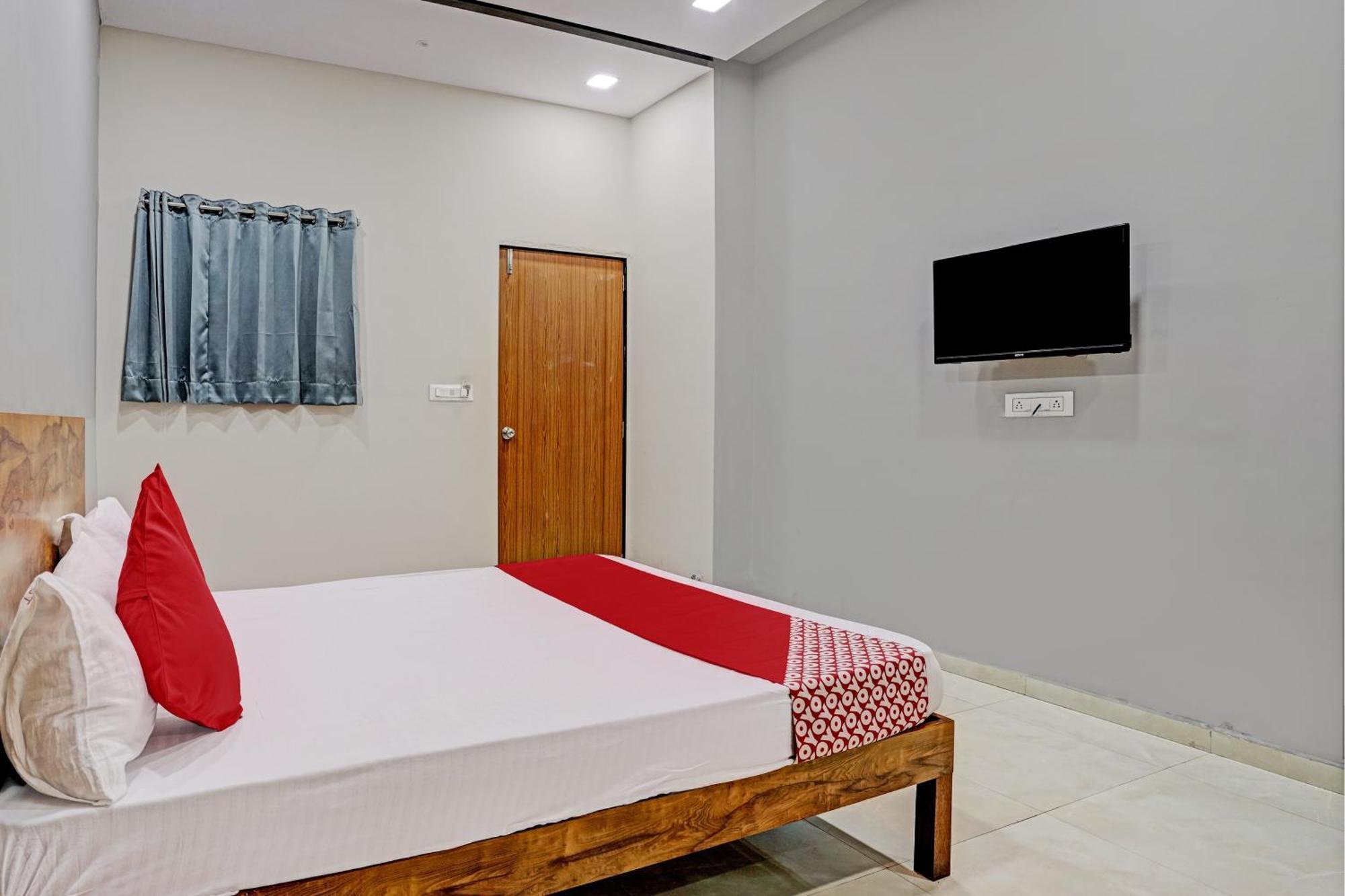 Oyo Flagship Hotel 9 Surat Esterno foto